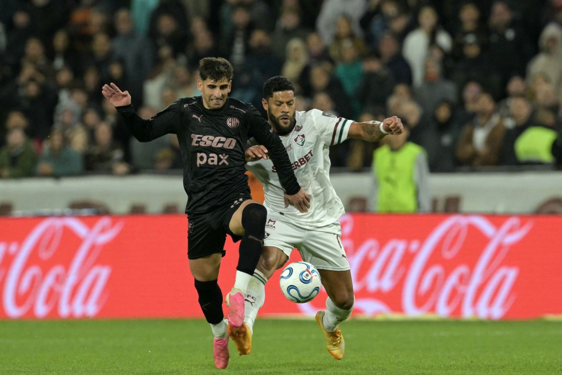 El defensa de Platense, Mateo Mendia (n.º 34, izq.), y el delantero de Fluminense, Hulk (n.º 7), disputan el balón durante el partido de vuelta de los cuartos de final de la Copa Libertadores entre el Platense argentino y el Fluminense brasileño, en el estadio Ciudad de Vicente López, en Vicente López (provincia de Buenos Aires, Argentina) Foto: AFP