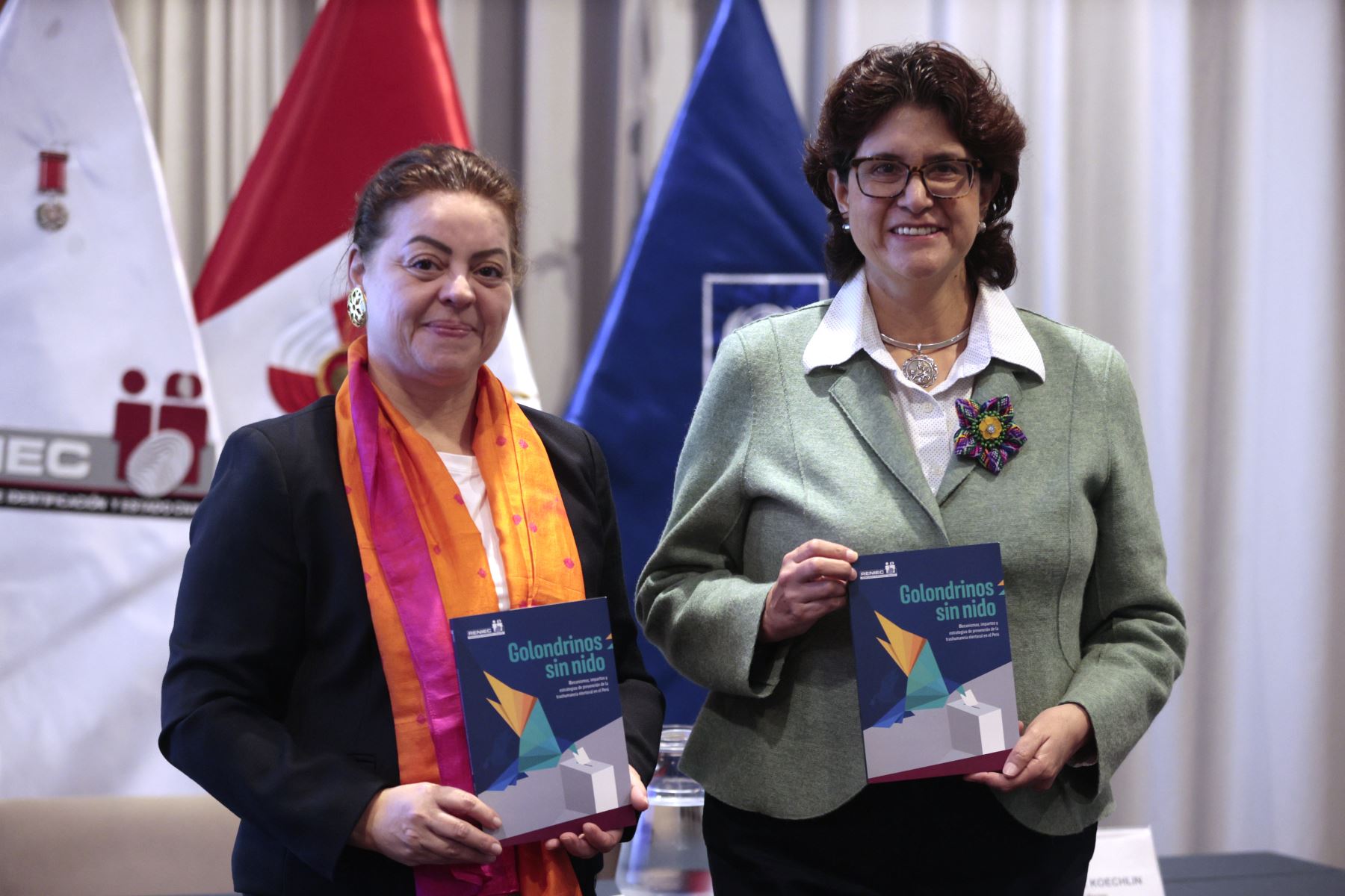 Alissar Chaker, representante residente en el Perú de PNUD, y Carmen Velarde Koechlin, jefa nacional del Reniec, durante la presentación del libro Golondrinos sin nido.
Foto: ANDINA/Vidal Tarqui