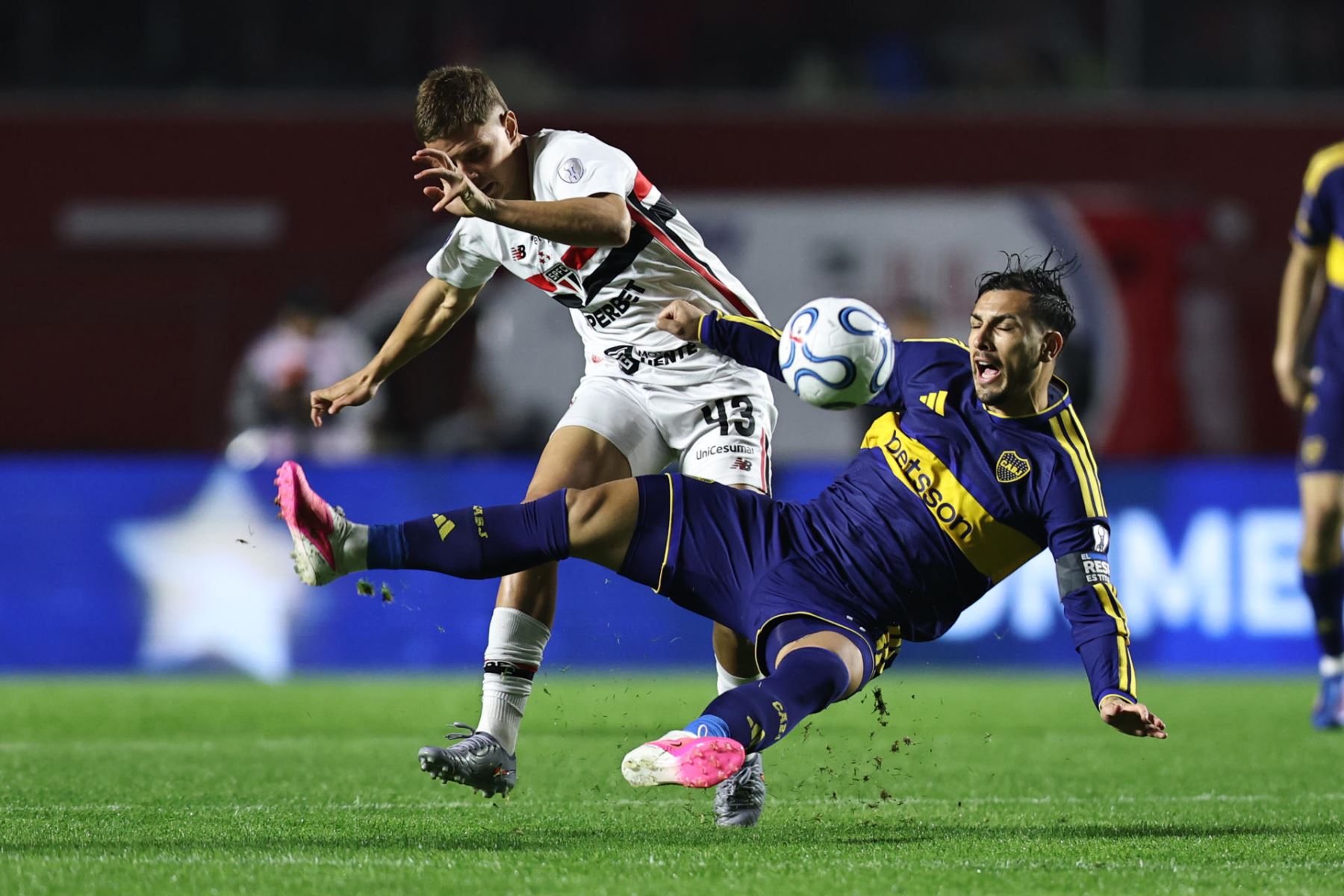 Gustavo Domingos (i) de Sao Paulo disputa el balón con Leandro Paredes de Boca Juniors este martes, en un partido por los cuartos de final de la Copa Sudamericana entre Sao Paulo y Boca Juniors en el estadio Morumbi en Sao Paulo (Brasil). Foto: EFE