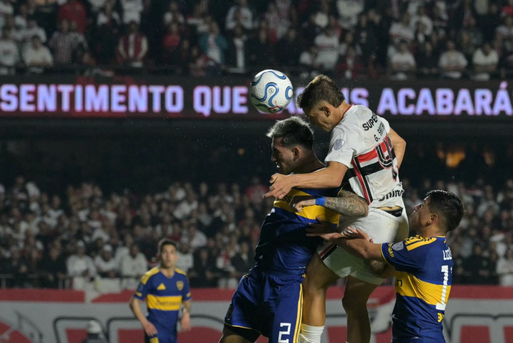 El defensa de Boca Juniors Lautaro Di Lollo y el centrocampista del São Paulo Gustavo Santana saltan para cabecear el balón por encima del defensa uruguayo de Boca Juniors Leandro Lozano durante el partido de vuelta de los cuartos de final de la Copa Sudamericana entre el São Paulo de Brasil y Boca Juniors de Argentina, disputado en el estadio Morumbi de São Paulo, Brasil. Foto: AFP