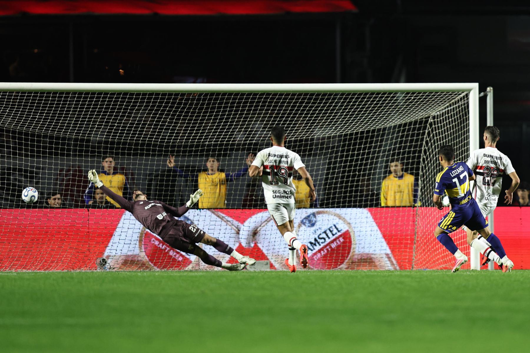 Leandro Lozano (2-d) de Boca Juniors anota un gol este martes, en un partido por los cuartos de final de la Copa Sudamericana entre Sao Paulo y Boca Juniors en el estadio Morumbi en Sao Paulo Foto: EFE