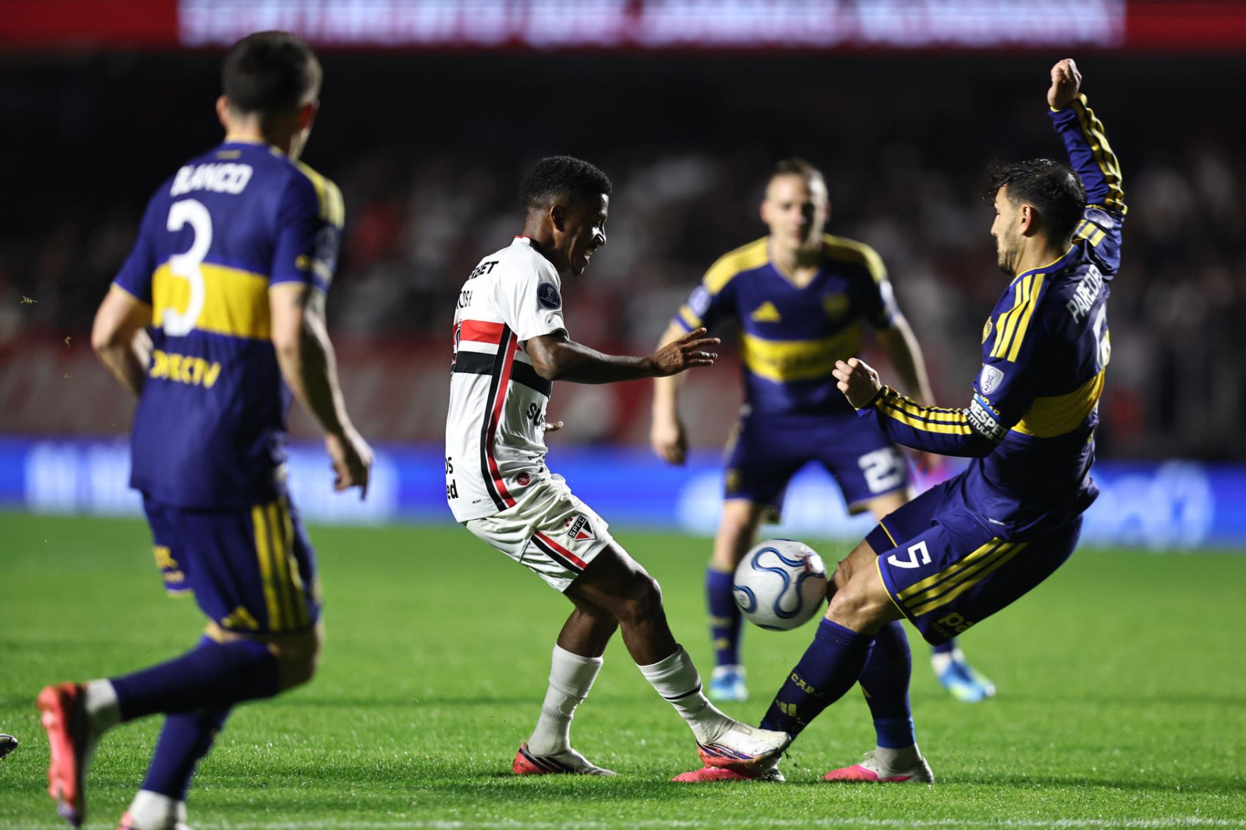 Marcos Antônio Silva de Sao Paulo disputa el balón con Leandro Paredes de Boca Juniors este martes, en un partido por los cuartos de final de la Copa Sudamericana entre Sao Paulo y Boca Juniors en el estadio Morumbi en Sao Paulo (Brasil).Foto: EFE