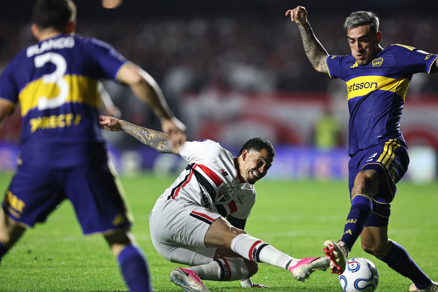 Luciano da Rocha (d) de Sao Paulo disputa el balón con Lautaro Di Lollo de Boca Juniors este martes, en un partido por los cuartos de final de la Copa Sudamericana entre Sao Paulo y Boca Juniors en el estadio Morumbi en Sao Paulo (Brasil).Foto: EFE