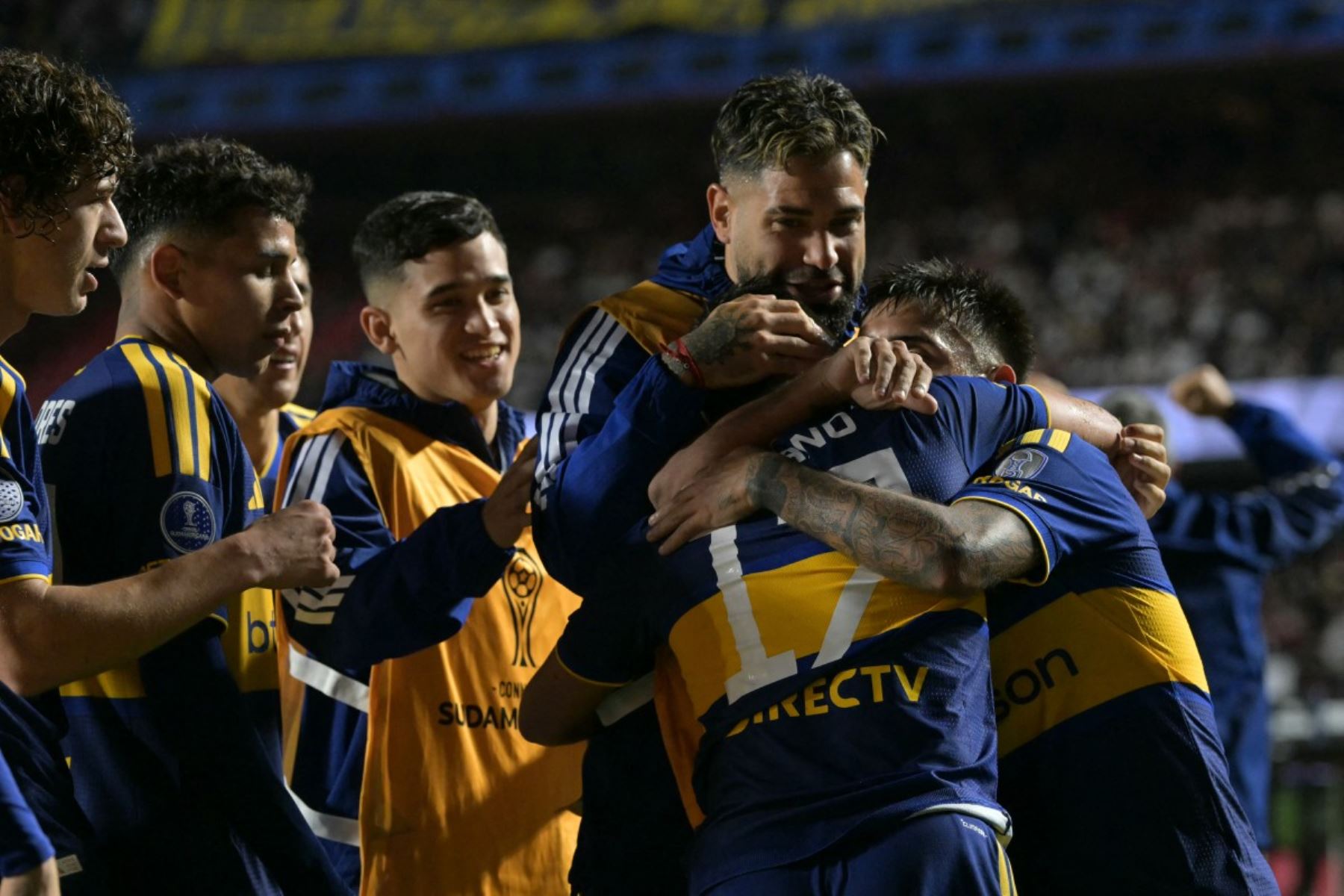 El defensa uruguayo de Boca Juniors, Leandro Lozano, celebra con sus compañeros tras marcar un gol durante el partido de vuelta de los cuartos de final de la Copa Sudamericana entre el São Paulo de Brasil y Boca Juniors de Argentina, en el estadio Morumbi de São Paulo, Brasil. Foto: AFP