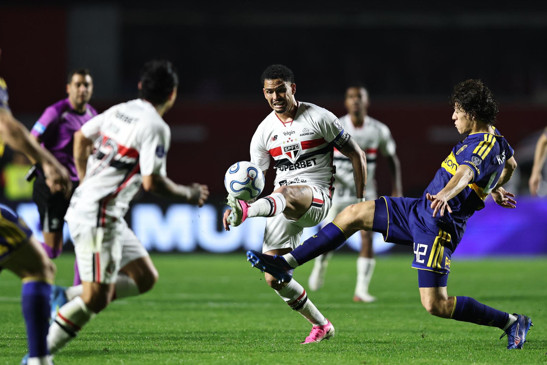Luciano da Rocha (c) de Sao Paulo disputa el balón con Facundo Herrera de Boca Juniors este martes, en un partido por los cuartos de final de la Copa Sudamericana entre Sao Paulo y Boca Juniors en el estadio Morumbi en Sao Paulo (Brasil). Foto: EFE