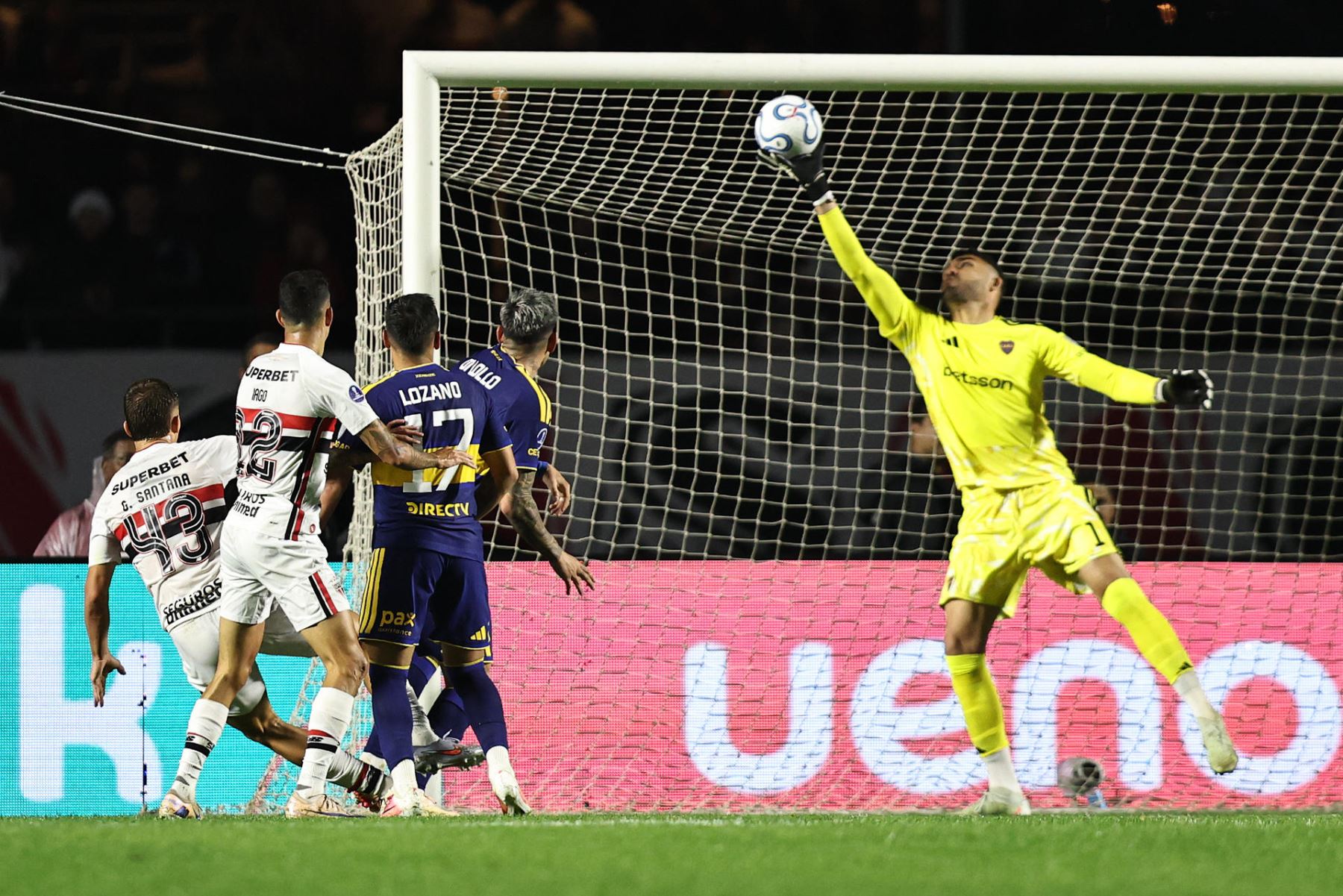 Álvaro Montero (d) de Boca Juniors controla el balón este martes, en un partido por los cuartos de final de la Copa Sudamericana entre Sao Paulo y Boca Juniors en el estadio Morumbi en Sao Paulo (Brasil). Foto: EFE