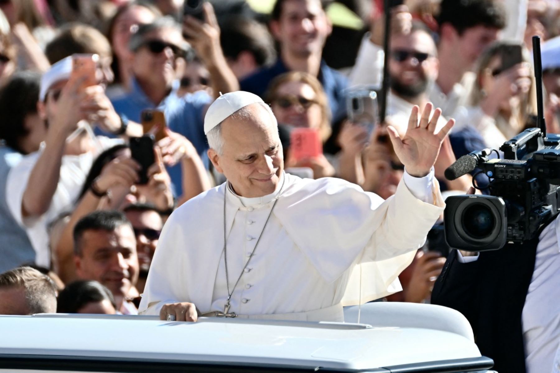 El Papa León XIV saluda a los peregrinos a su llegada para presidir la audiencia general semanal en el Vaticano. Foto: AFP