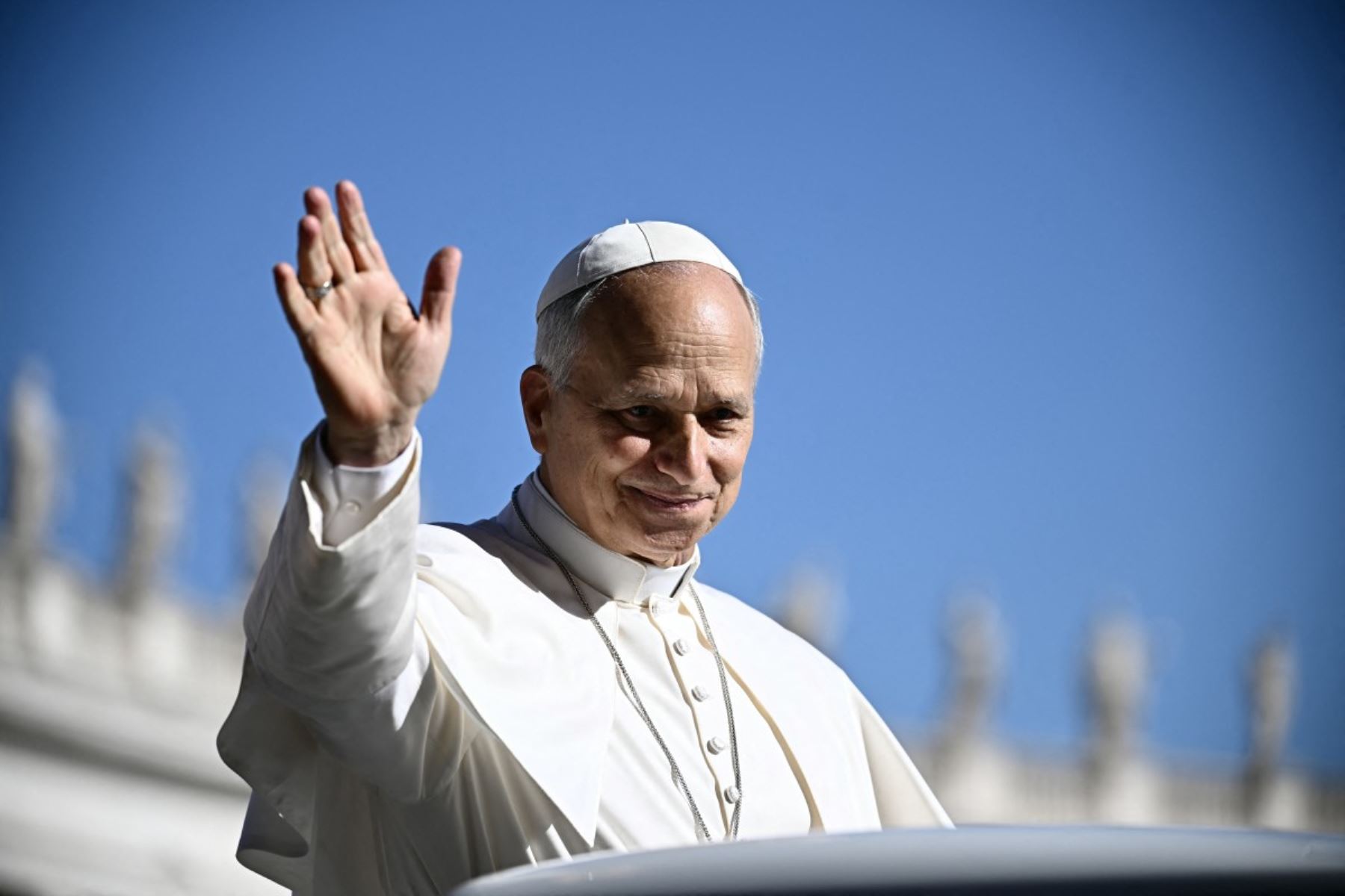 El Papa León XIV saluda a los peregrinos a su llegada para presidir la audiencia general semanal en el Vaticano. Foto: AFP