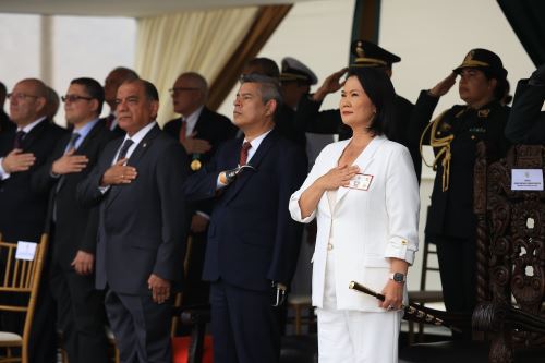 Presidenta Keiko Fujimori participa en ceremonia de reconocimiento del nuevo comandante general de la PNP