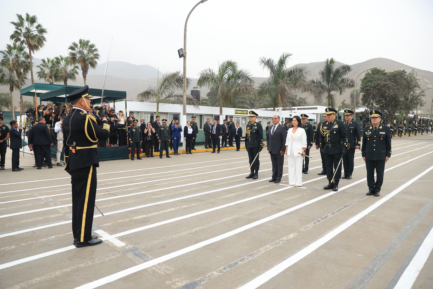 La presidenta de la república, Keiko Fujimori, participa en la ceremonia de relevo de cargo y reconocimiento del nuevo comandante general de la Policía Nacional del Perú (PNP), Fredy López Mendoza. Foto: ANDINA/ Prensa Presidencia