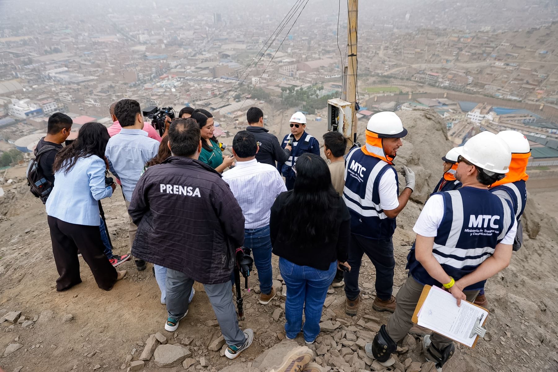 Autoridades del MTC, la Policía Nacional y el Ministerio Público participaron en la intervención realizada en la zona cercana al establecimiento penitenciario. Foto: ANDINA/Luis Iparraguirre.