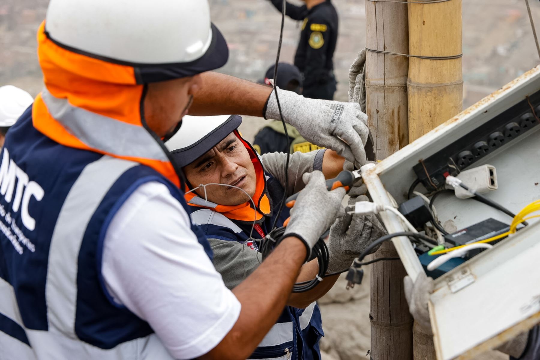 Personal del MTC verificó los equipos instalados en la estación de telecomunicaciones que brindaba servicio de internet sin autorización en las inmediaciones del penal Miguel Castro Castro. Foto: ANDINA/Luis Iparraguirre.