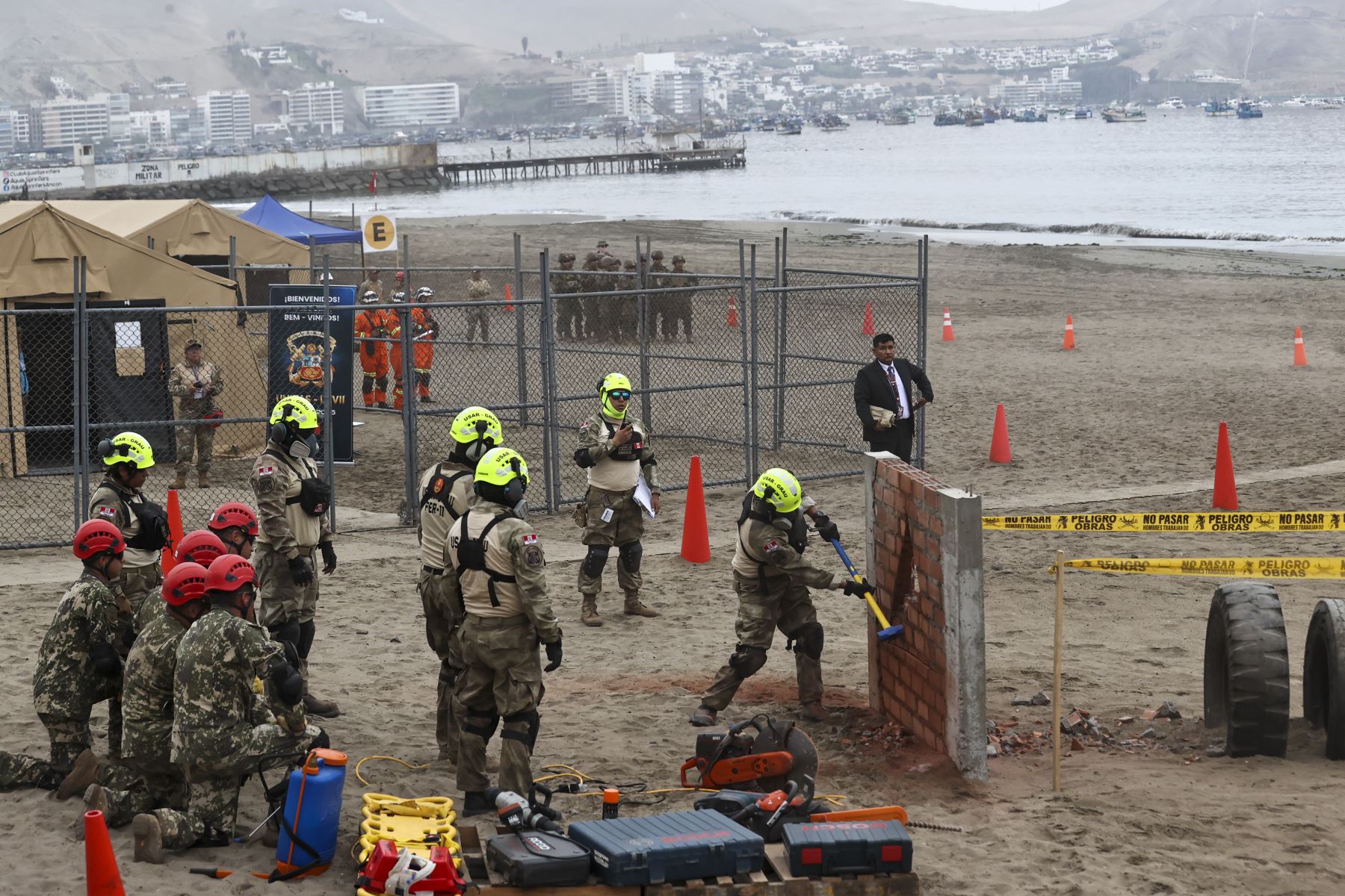El Ministro de Defensa, Rafael Belaúnde, observó la demostración de asistencia humanitaria y gestión de desastres durante Unitas 2026 de la Marina de Guerra del Perú en combinación con fuerzas navales de diferentes países invitados.

Foto: ANDINA/Juan Carlos Guzmán Negrini
