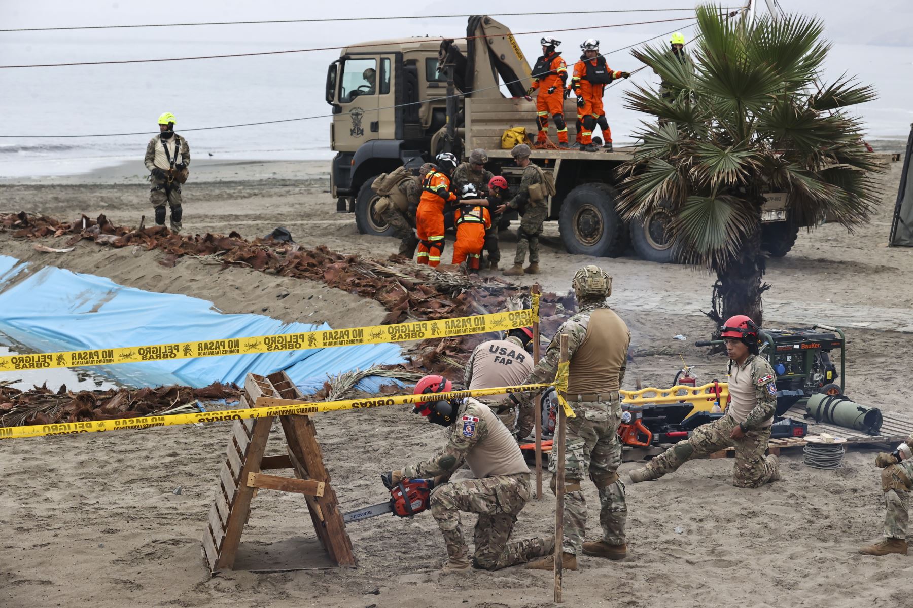 El Ministro de Defensa, Rafael Belaúnde, observó la demostración de asistencia humanitaria y gestión de desastres durante Unitas 2026 de la Marina de Guerra del Perú en combinación con fuerzas navales de diferentes países invitados.

Foto: ANDINA/Juan Carlos Guzmán Negrini