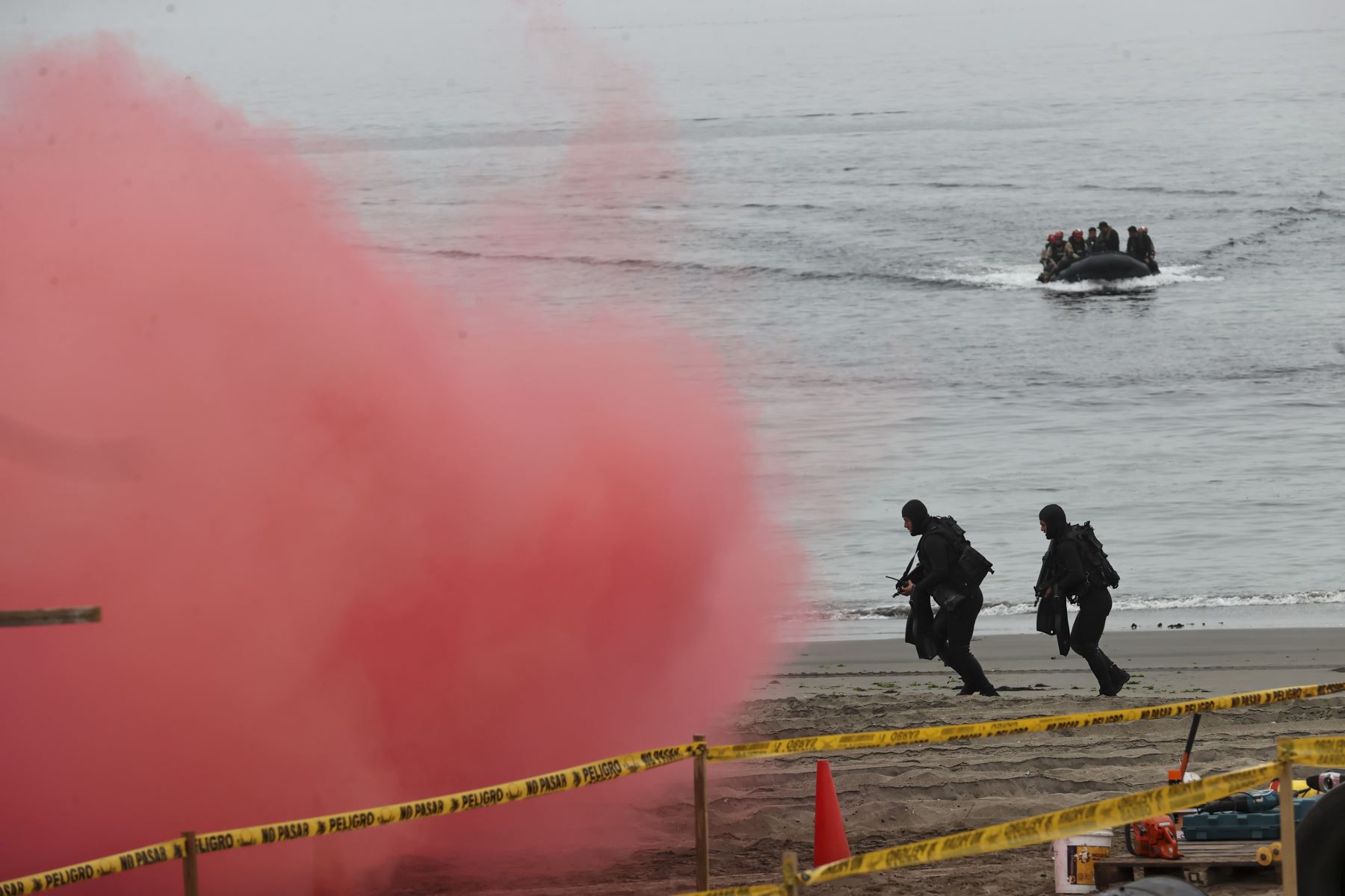 Personal de la Marina de Guerra del Perú y de las fuerzas navales participantes ejecuta una demostración de asistencia humanitaria y gestión de desastres durante Unitas 2026.  Foto: ANDINA/ Juan Carlos Guzmán