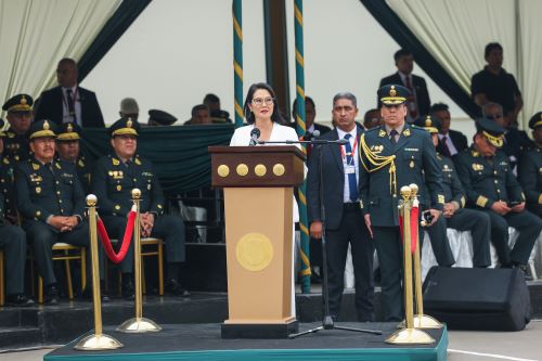 Presidenta Keiko Fujimori participa en ceremonia de reconocimiento del nuevo comandante general de la PNP