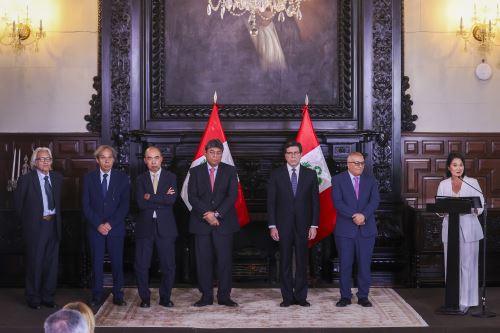 Presidenta Keiko Fujimori presenta a los Comisionados de Alto Nivel para las reformas estructurales y el aumento de la productividad del Perú