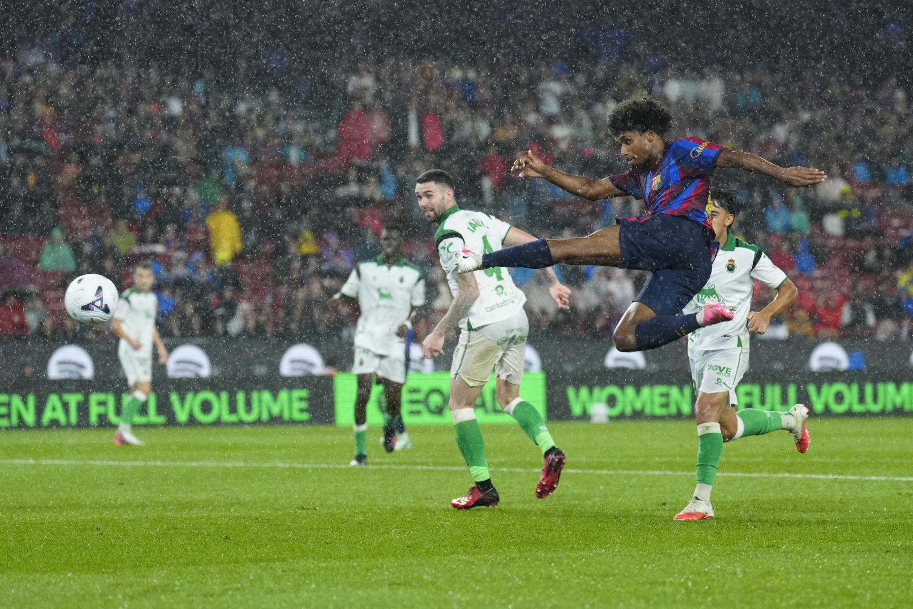 El delantero del Barcelona Karim Adeyemi (d) remata a puerta en el partido de la sexta jornada de LaLiga que FC Barcelona y Racing de Santander disputan hoy miércoles en el Camp Nou .Foto: EFE