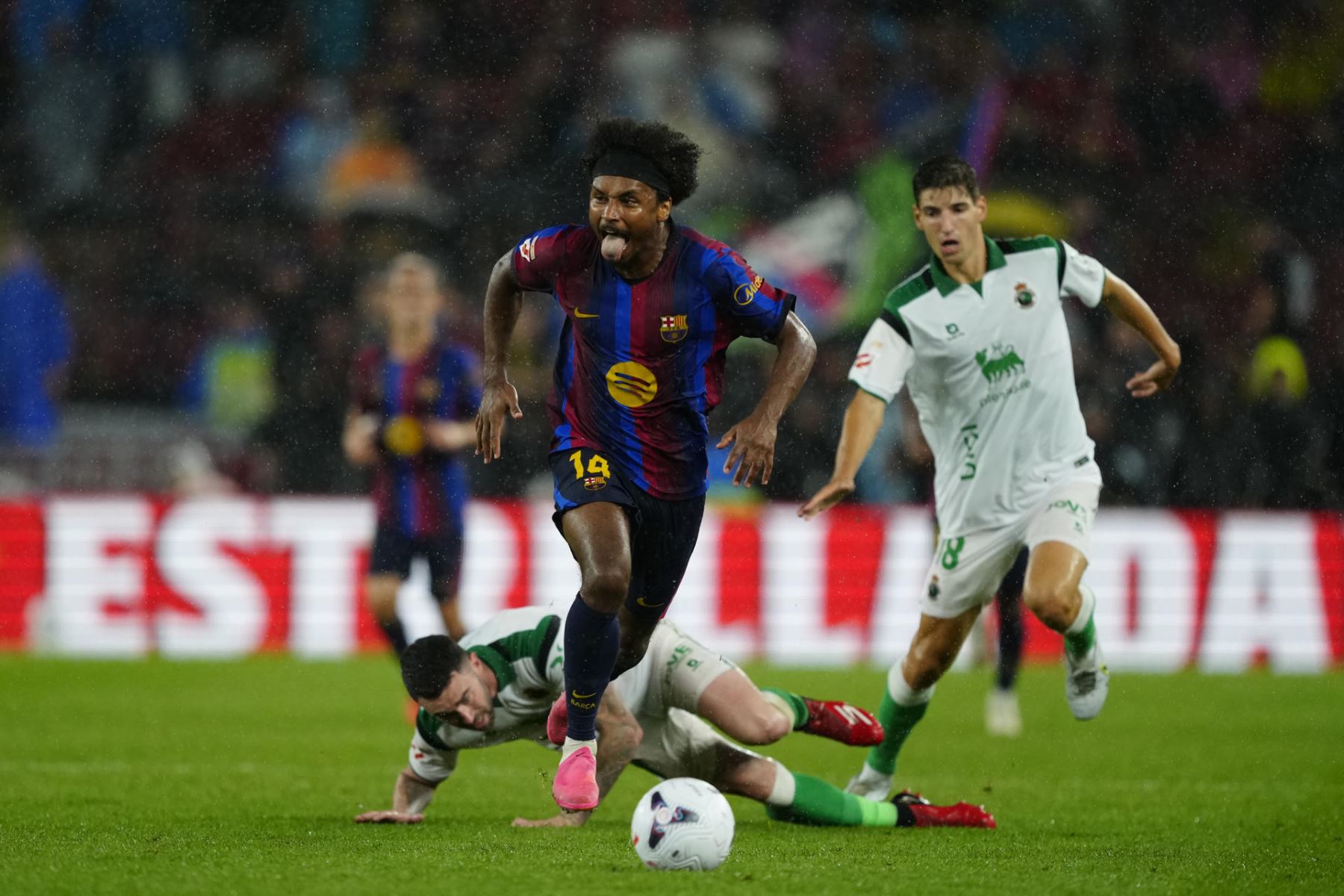 El delantero del Barcelona Karim Adeyemi (i) se escapa con el balón en el partido de la sexta jornada de LaLiga que FC Barcelona y Racing de Santander disputan hoy miércoles en el Camp Nou. Foto: EFE