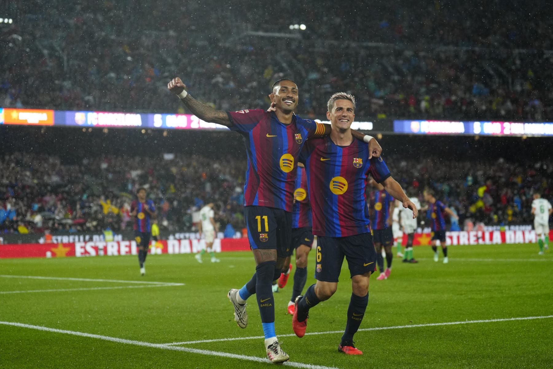 El delantero del Barcelona Raphinha (i) celebra su tercer gol en el partido de la sexta jornada de LaLiga que FC Barcelona y Racing de Santander disputan hoy miércoles en el Camp Nou. Foto: EFE