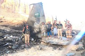  Combatientes vinculados a las autoridades hutíes posan entre los restos de lo que –según el ejército hutí– es un avión de combate saudí derribado en Marib. Foto: AFP PHOTO / ANSARULLAH MEDIA CENTRE