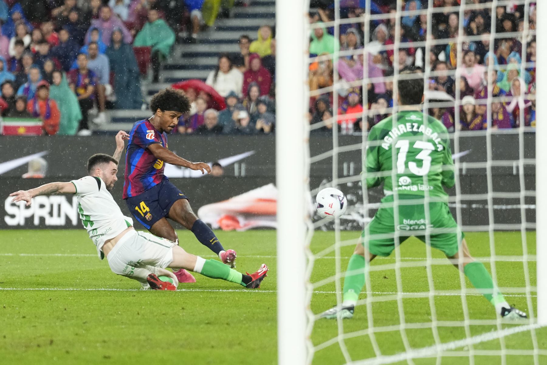 El delantero alemán del FC Barcelona Karim Adeyemi (c) dispara a puerta ante José Manuel Hernando (i), del Racing, en el partido de la sexta jornada de LaLiga que FC Barcelona y Racing de Santander disputan hoy miércoles en el Camp Nou. Foto: EFE