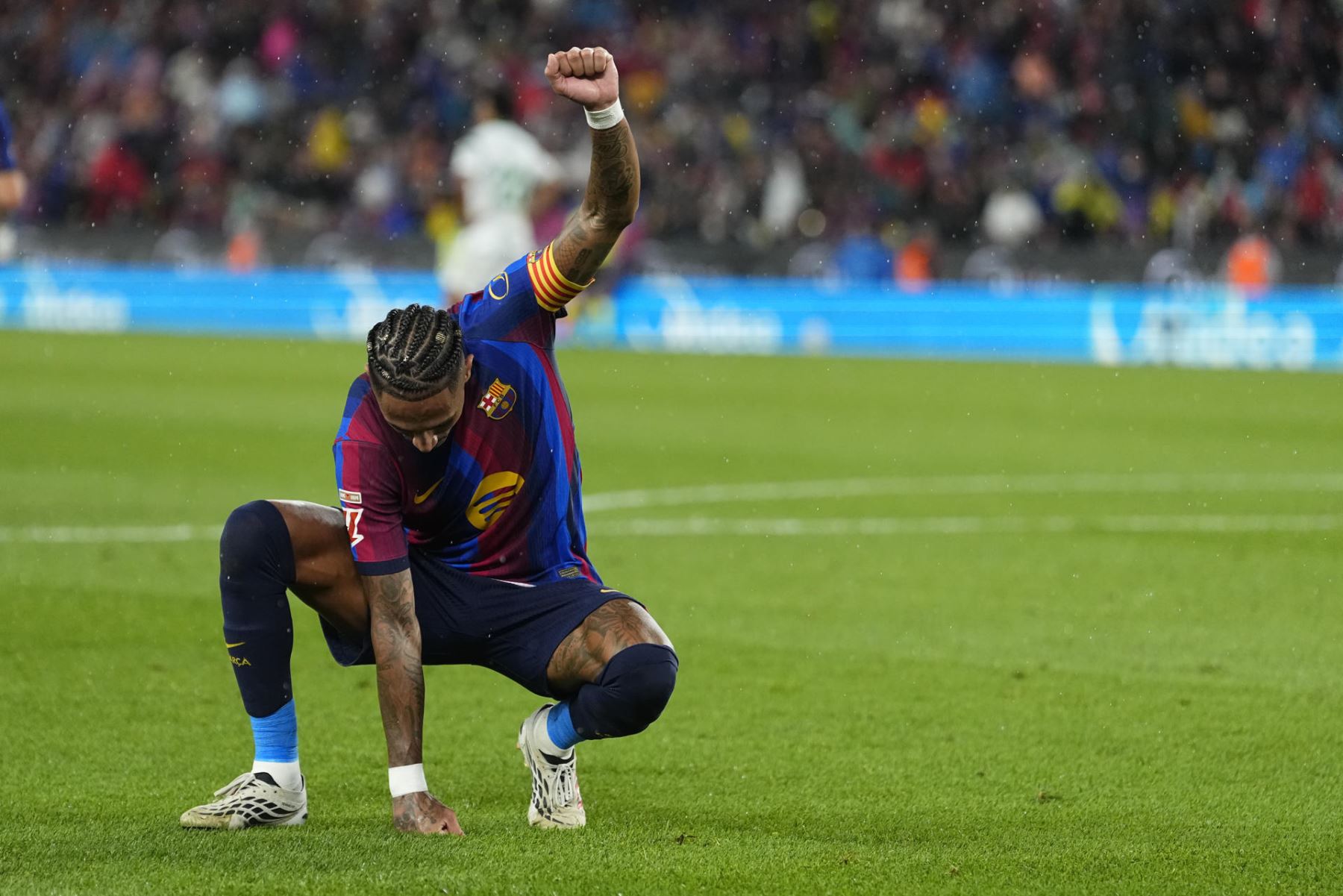 El delantero del Barcelona Raphinha celebra tras marcar el 4-1, durante el partido de la sexta jornada de LaLiga que FC Barcelona y Racing de Santander disputan hoy miércoles en el Camp Nou. Foto: EFE