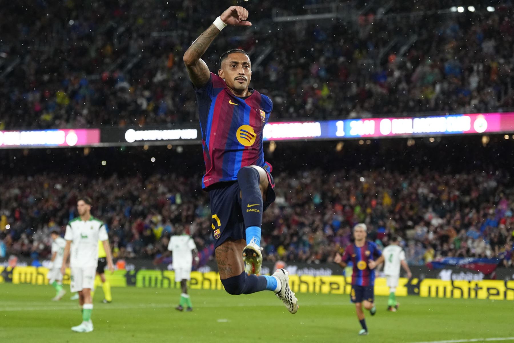 El delantero brasileño del FC Barcelona Raphinha celebra su gol en el partido de la sexta jornada de LaLiga que FC Barcelona y Racing de Santander disputan hoy miércoles en el Camp Nou. Foto: EFE