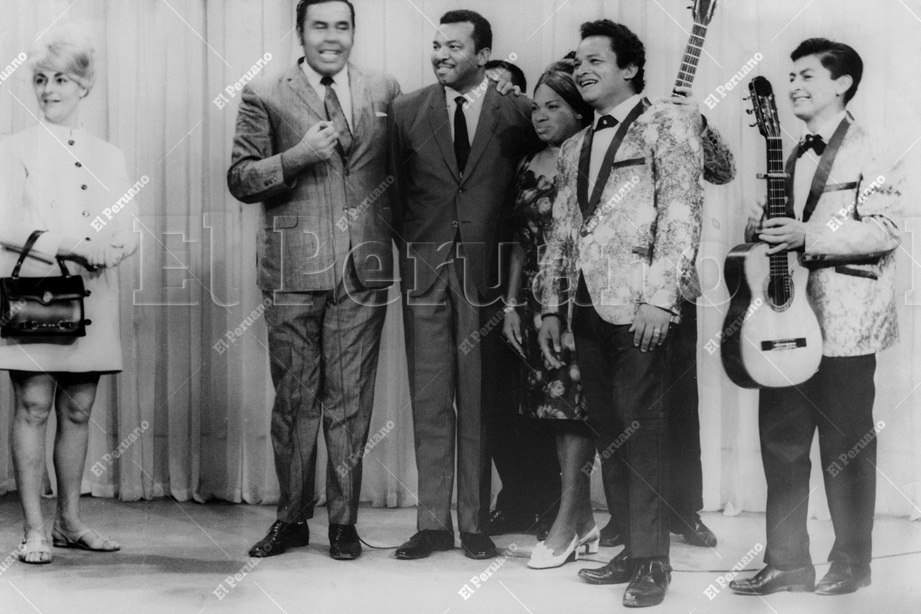 Lima – Década de 1960  / El conductor Augusto Ferrando presenta a Pablo Villanueva "Melcochita" como parte de un conjunto musical, en la etapa inicial de su consolidación como sonero y comediante. Foto: Archivo Histórico de El Peruano