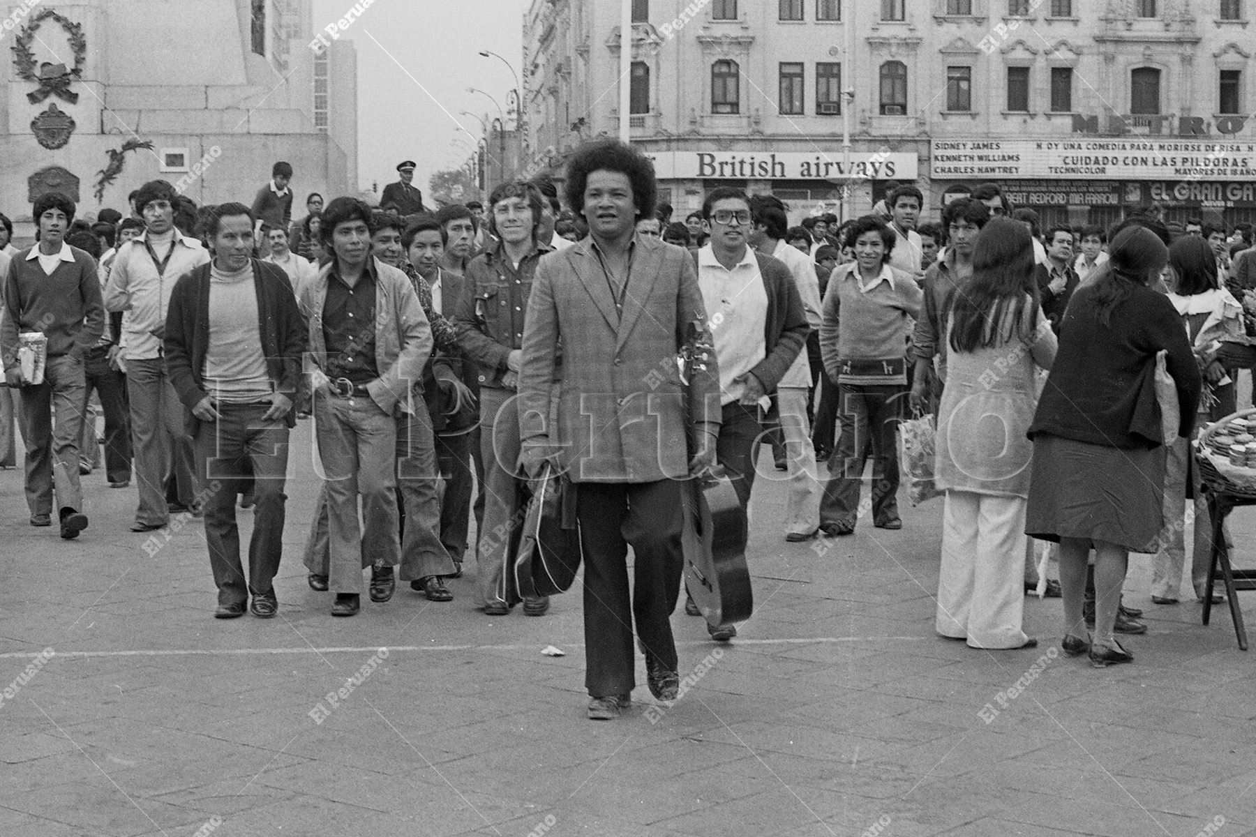 Lima - 29 octubre 1975 / El querido cómico y músico Pablo Villanueva "Melcochita" recorre la Plaza San Martín seguido por decenas de fans. Foto: Archivo Histórico de El Peruano / Alejandro Aguirre
