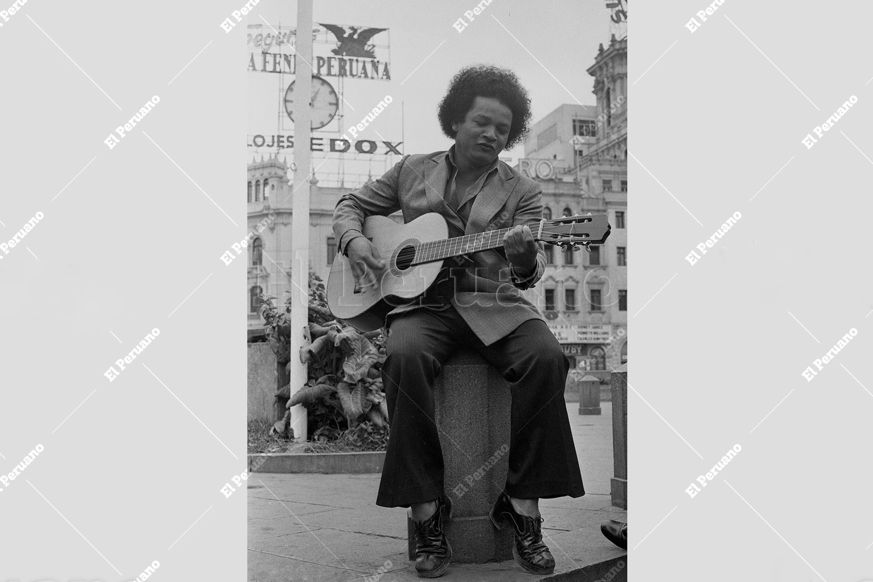 Lima - 29 octubre 1975 / En plena Plaza San Martín, Pablo Villanueva "Melcochita" toca la guitarra durante una nota para el diario La Crónica.  Foto: Archivo Histórico de El Peruano / Alejandro Aguirre