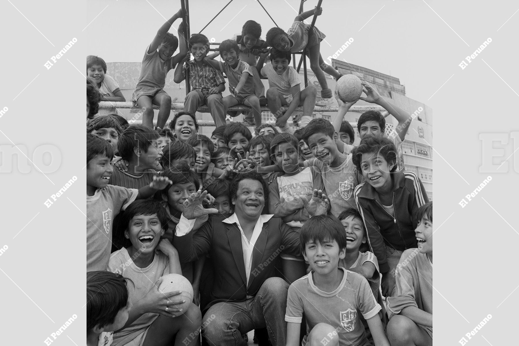 Lima – 26 julio 1983 / Cercanía y simpatía popular. Pablo Villanueva "Melcochita" junto a niños y jóvenes admiradores en un momento  que reafirma su lugar como referente del entretenimiento. Foto: Archivo Histórico de El Peruano / Rómulo