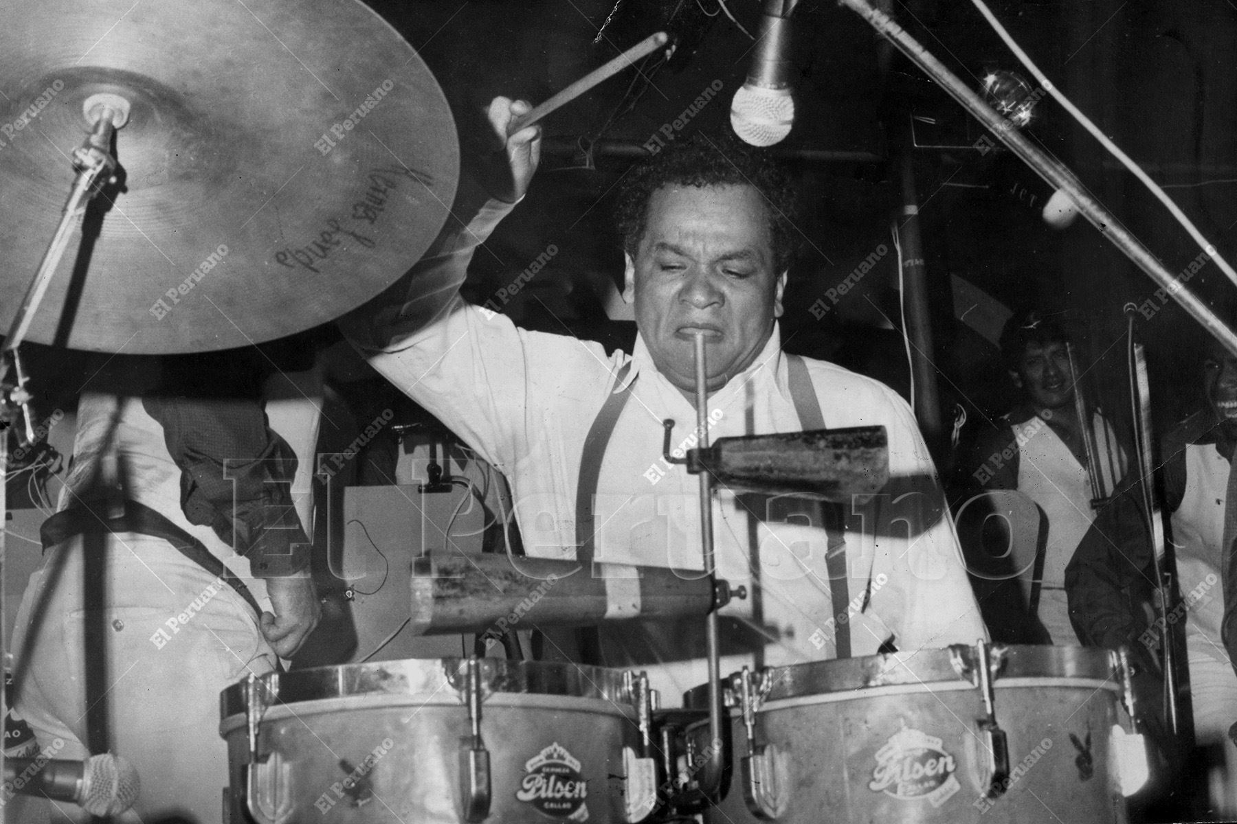 Lima – 25 agosto 1987 / Pablo Villanueva en la percusión durante una presentación en vivo. Reconocido internacionalmente como sonero, el artista muestra su maestría en los timbales. Foto: Archivo Histórico de El Peruano