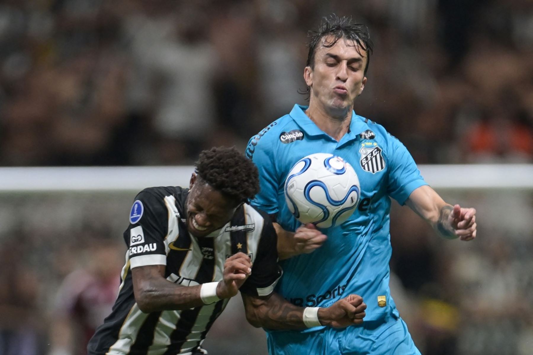 Santos reaccionó con un autogol de Lyanco y luego con un tanto de Gabigol, resultado que por momentos le daba la clasificación. Foto: AFP.