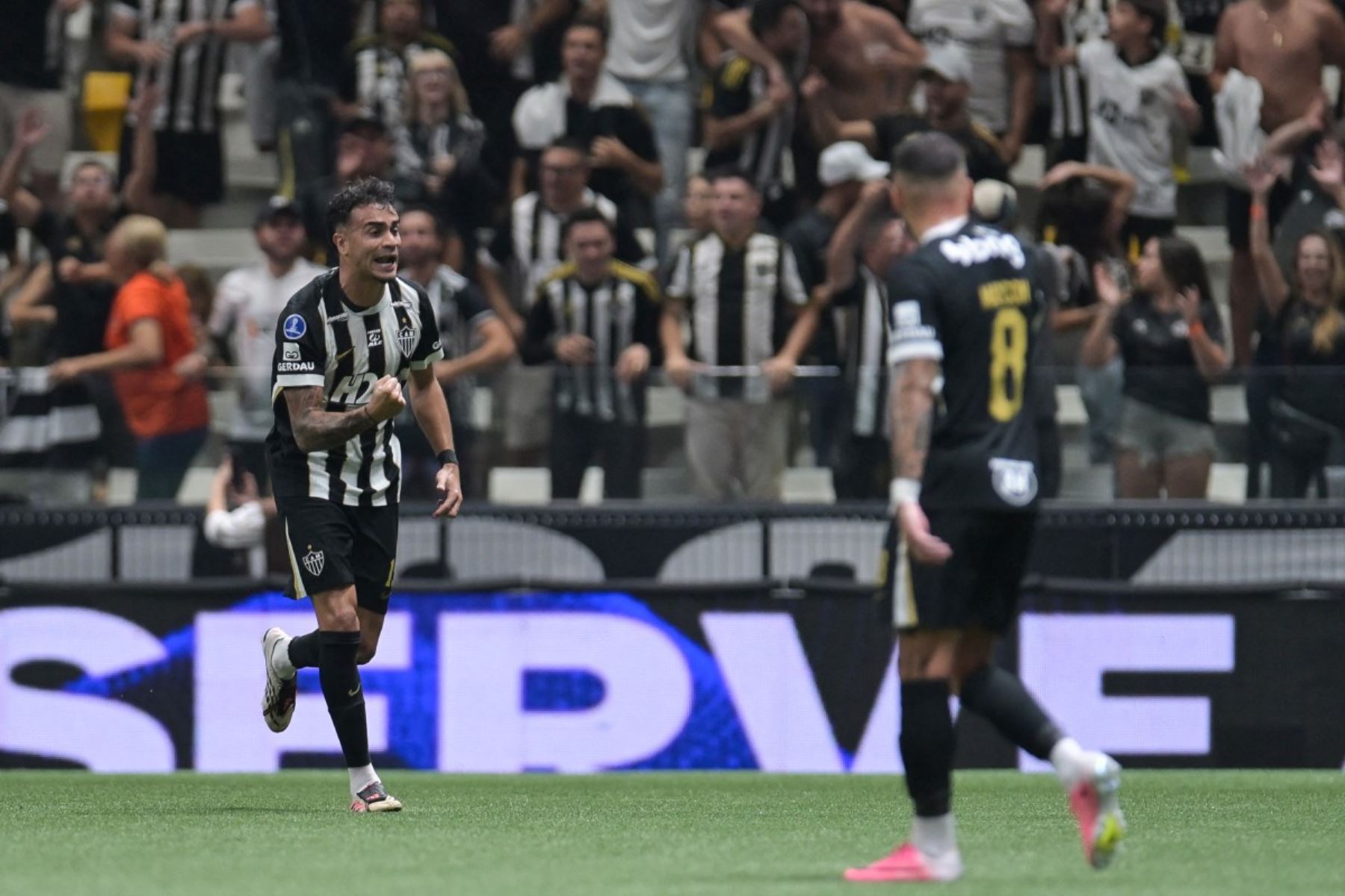 Bernard abrió el marcador a los treinta segundos de juego y Reinier amplió la ventaja a los 20 minutos en el Arena MRV. Foto: AFP.
