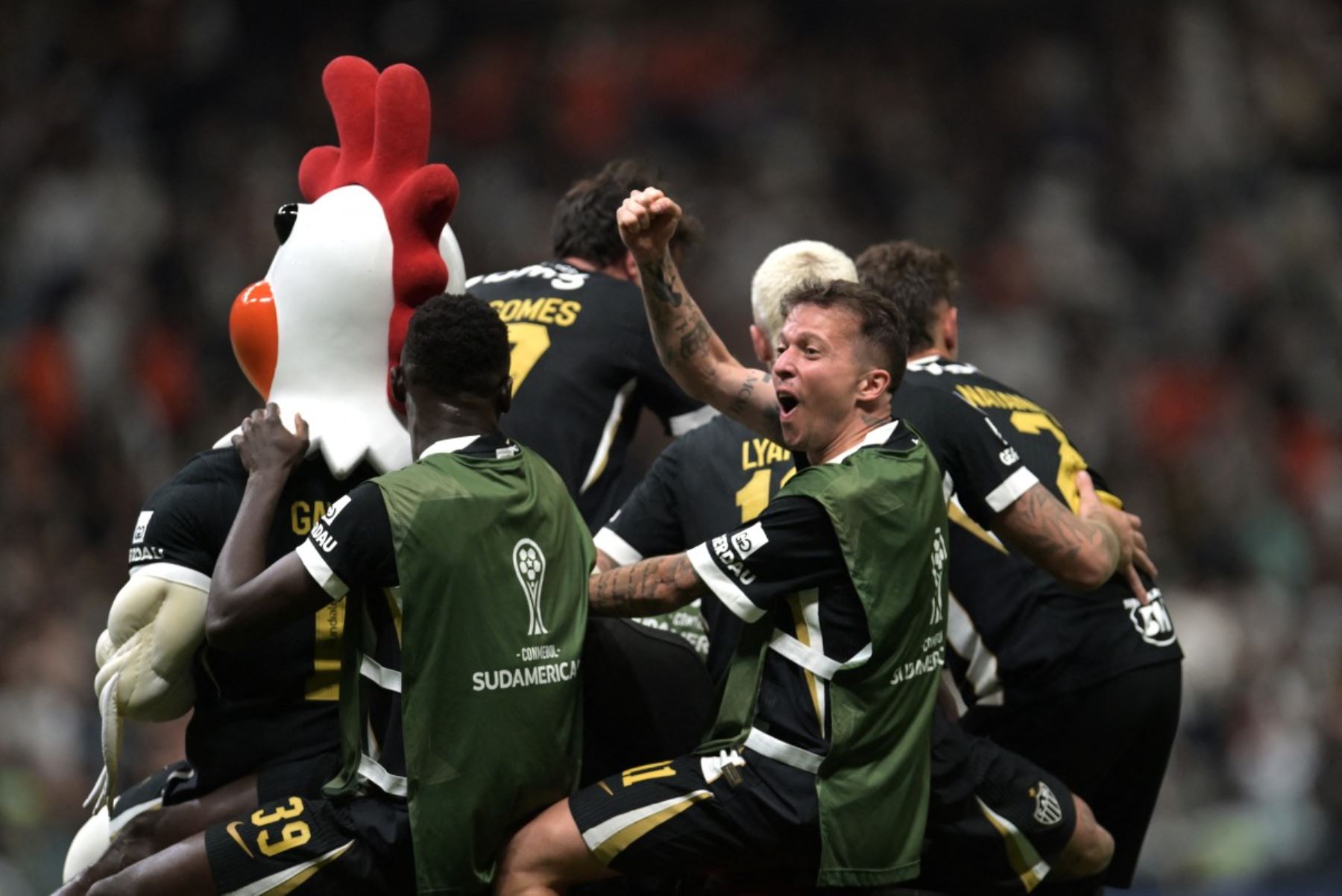 Gabriel Delfim fue la figura de la clasificación del Atlético Mineiro al atajar tres remates en la tanda de penales ante Santos. Foto: AFP.