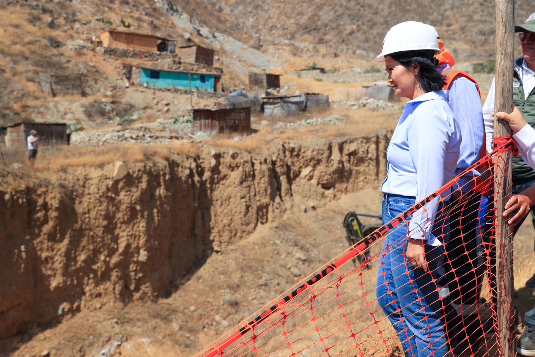 La presidenta de la República, Keiko Fujimori, supervisó en la quebrada Vizcachera, en Lurigancho Chosica, intervenciones ejecutadas por el Gobierno para reducir riesgos ante el Fenómeno El Niño, y garantizó el trabajo conjunto del Estado para mitigar sus efectos. Foto: ANDINA/Braian Reyna.