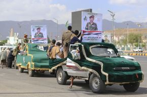 amionetas con retratos de un rebelde hutí muerto en combate circulan durante funeral en Saná, capital de Yemen, el 17 de setiembre de 2026. Foto: AFP
