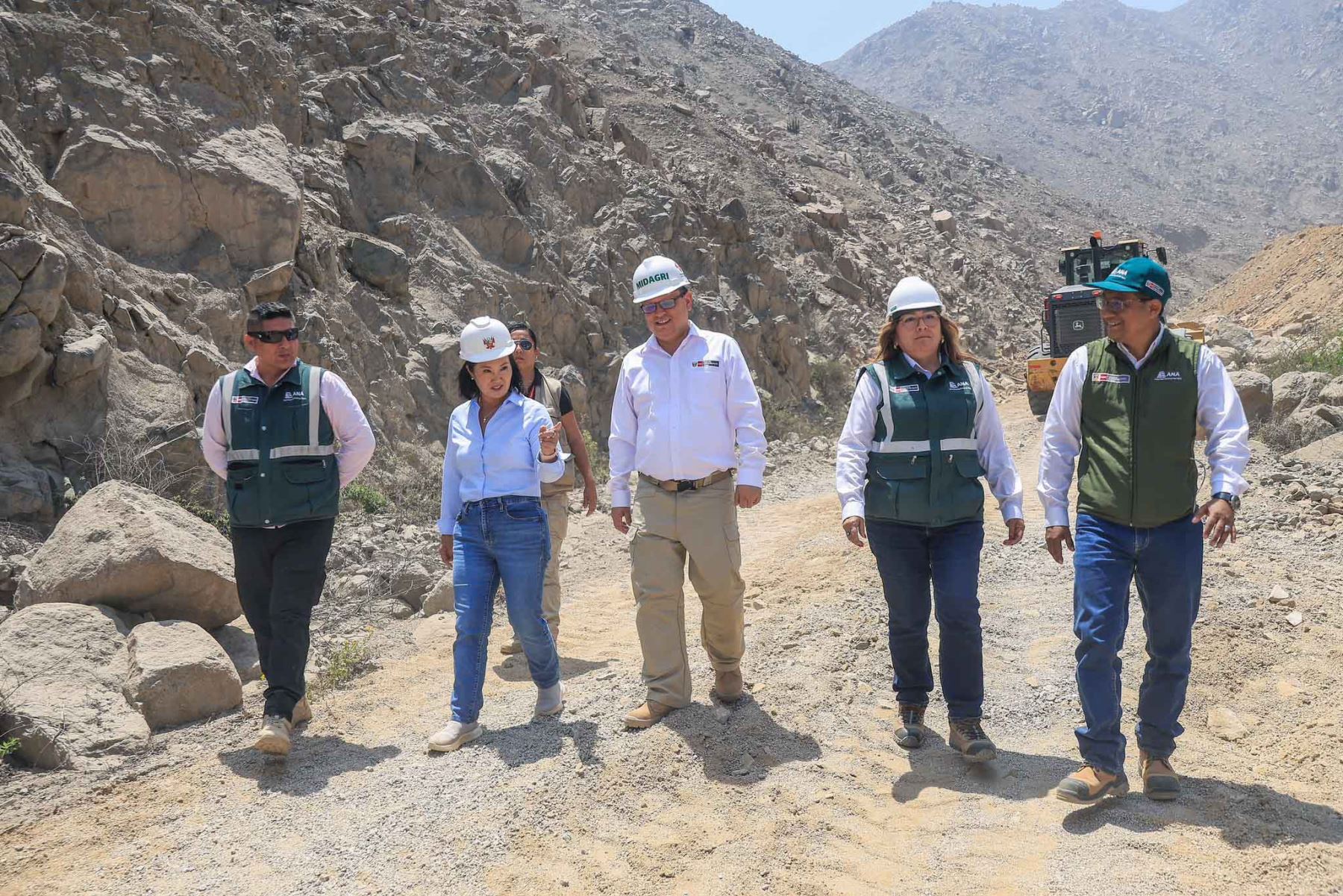 La presidenta de la república, Keiko Fujimori, supervisó en la quebrada Vizcachera, en Lurigancho-Chosica, intervenciones ejecutadas por el Gobierno para reducir riesgos ante el fenómeno El Niño, y garantizó el trabajo conjunto del Estado para mitigar sus efectos. Foto: ANDINA/Prensa Presidencia