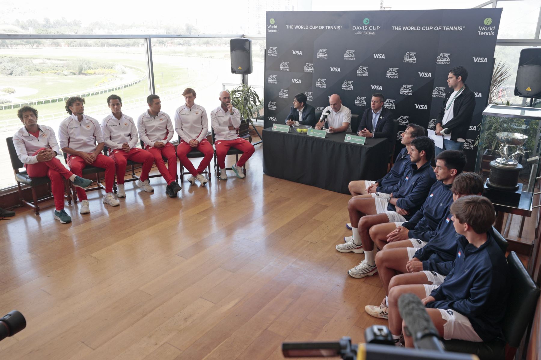 Las selecciones de Perú, capitaneada por Luis Horna, y Paraguay realizaron el sorteo de la Copa Davis 2027, quedando definidas las llaves por el Grupo Mundial I. Ignacio Buse y sus compañeros enfrentarán este fin de semana a Paraguay en busca del pase a las clasificatorias.
Foto: ANDINA/Vidal Tarqui