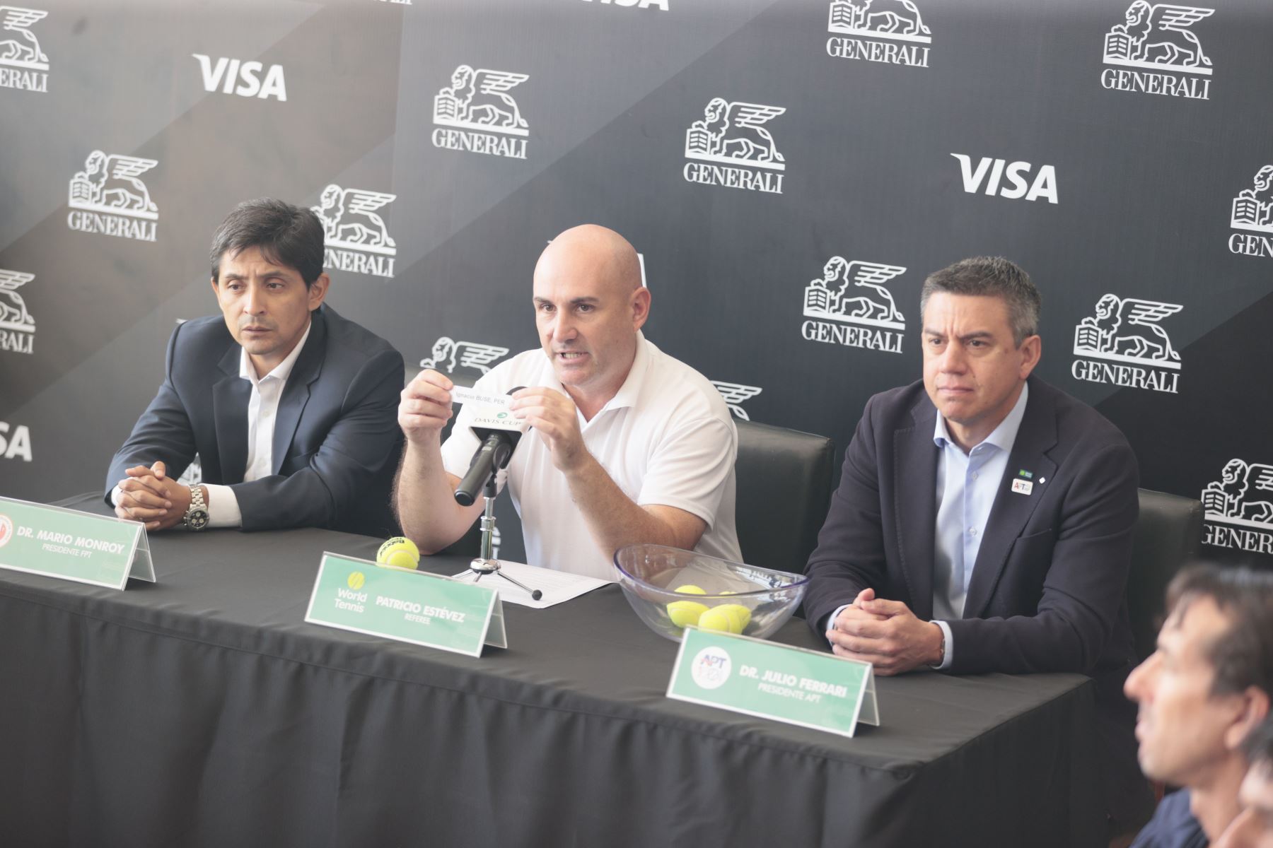 Mario Monroy, presidente de la FPT; Patricio Estévez, referee de World Tennis; y Julio Ferrari, presidente de la APT, participaron en el sorteo de la Copa Davis 2027, quedando definidas las llaves por el Grupo Mundial I. Ignacio Buse y sus compañeros enfrentarán este fin de semana a Paraguay en busca del pase a las clasificatorias.
Foto: ANDINA/Vidal Tarqui
