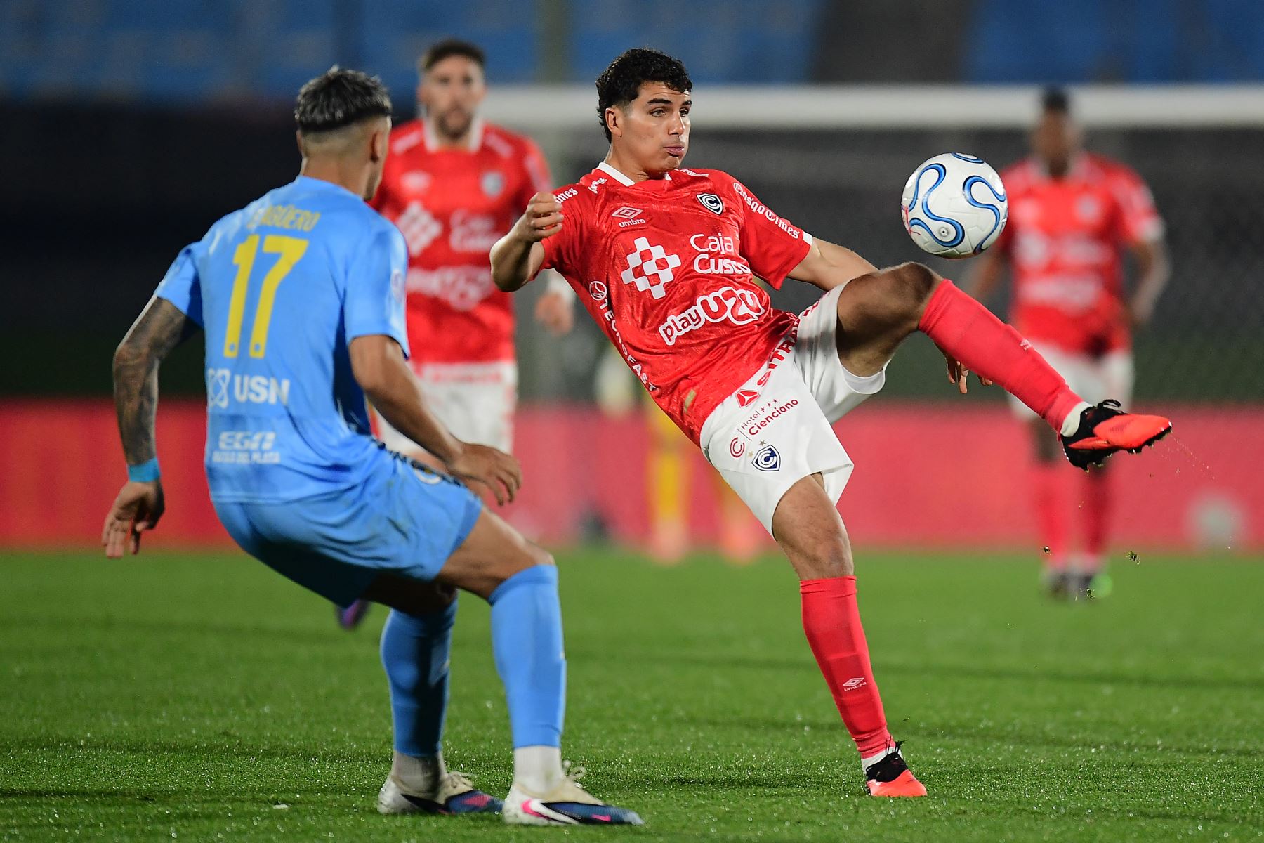 El defensa del Montevideo City Torque, Eduardo Agüero, y el delantero del Cienciano, Matías Succar, disputan el balón durante el partido de vuelta de los cuartos de final de la Copa Sudamericana entre el Montevideo City Torque de Uruguay y el Cienciano de Perú, en el estadio Centenario de Montevideo, el 17 de septiembre de 2026. Foto: AFP