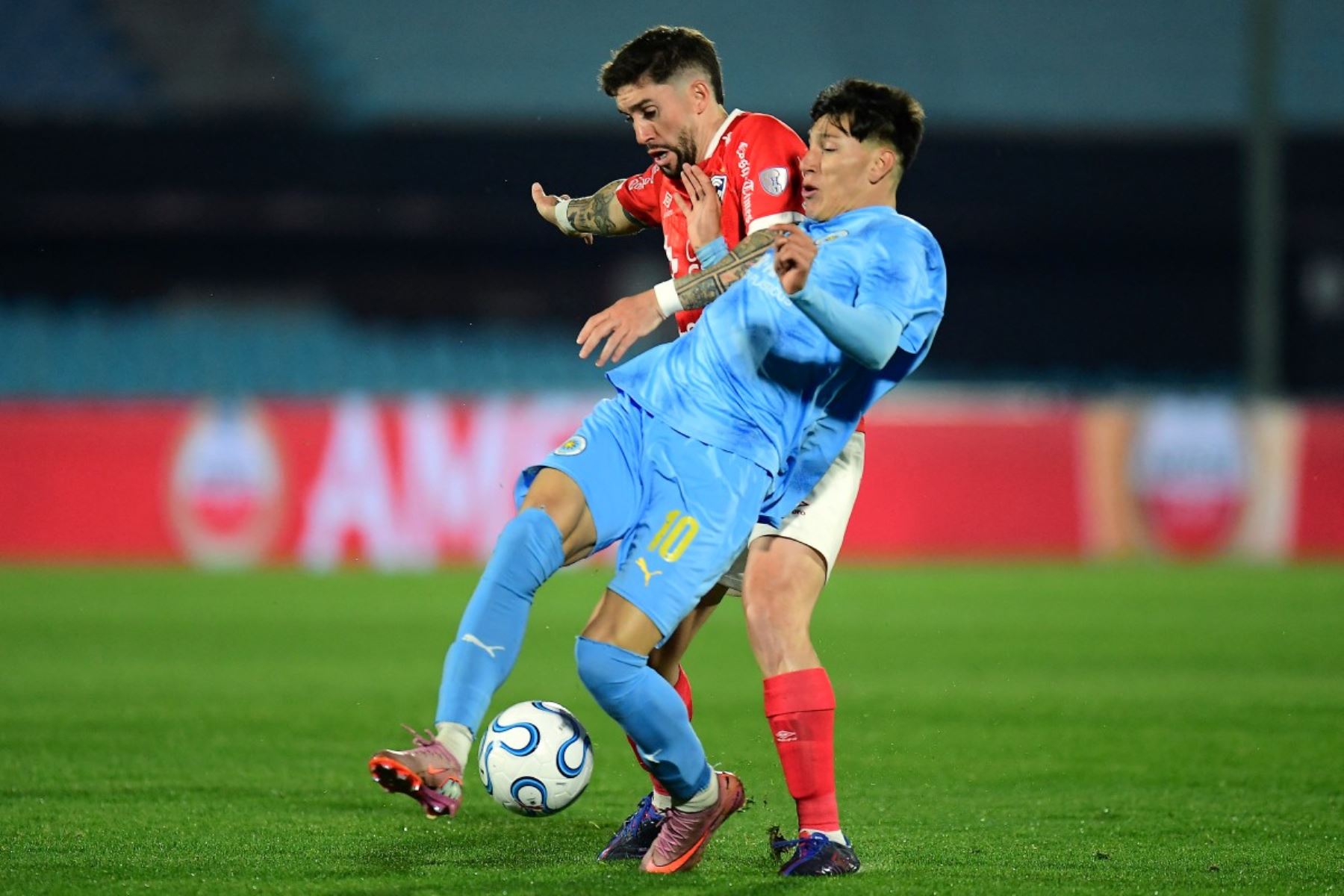 El mediocampista argentino de Montevideo City Torque, Esteban Obregón, y el mediocampista uruguayo de Cienciano, Santiago Arias, luchan por el balón durante el partido de vuelta de los cuartos de final de la Copa Sudamericana entre Torque de Uruguay y Cienciano de Perú en el estadio Centenario de Montevideo. Foto: AFP