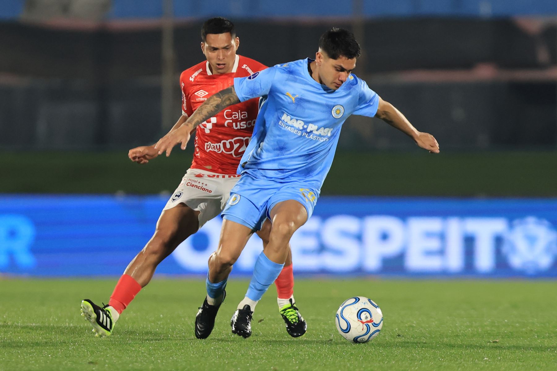 Gonzalo Montes de Montevideo City Torque disputa el balón con Gerson Barreto de Cienciano este jueves 17 de setiembre, en el partido de vuelta de la Copa Sudamericana entre Torque y Cienciano en el estadio Centenario, en Montevideo, Uruguay. Foto: EFE