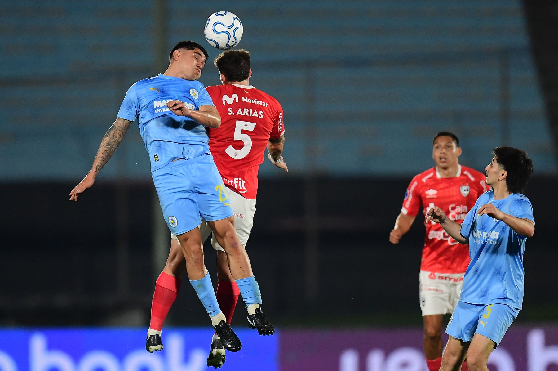 El mediocampista de Montevideo City Torque, Gonzalo Montes, y el mediocampista uruguayo de Cienciano, Santiago Arias, saltan para un cabezazo durante el partido de vuelta de los cuartos de final de la Copa Sudamericana entre Torque de Uruguay y Cienciano de Perú en el estadio Centenario de Montevideo. Foto: AFP