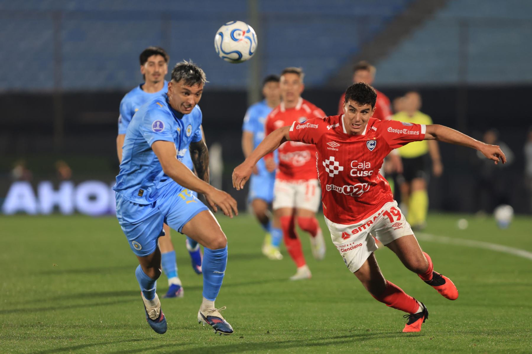 Matías Succar de Cienciano disputa el balón este jueves 17 de setiembre en el partido de vuelta de la Copa Sudamericana 2026 entre Montevideo City y Cienciano en el estadio Centenario en Montevideo, Uruguay.Foto: EFE