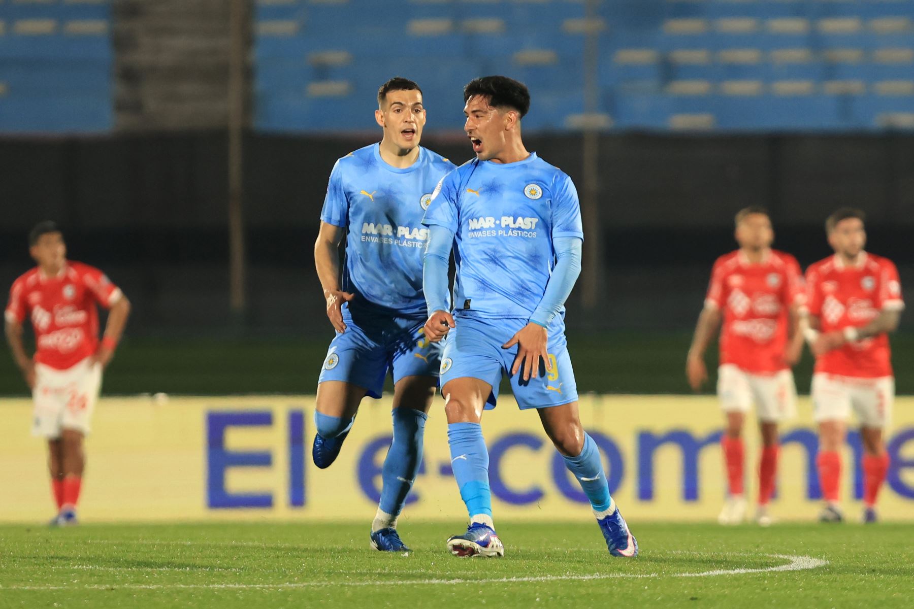 Salomón Rodríguez de Montevideo City celebra un gol este jueves 17 de setiembre, en el partido de vuelta de la Copa Sudamericana 2026 entre Montevideo City y Cienciano en el estadio Centenario en Montevideo, Uruguay. Foto: EFE