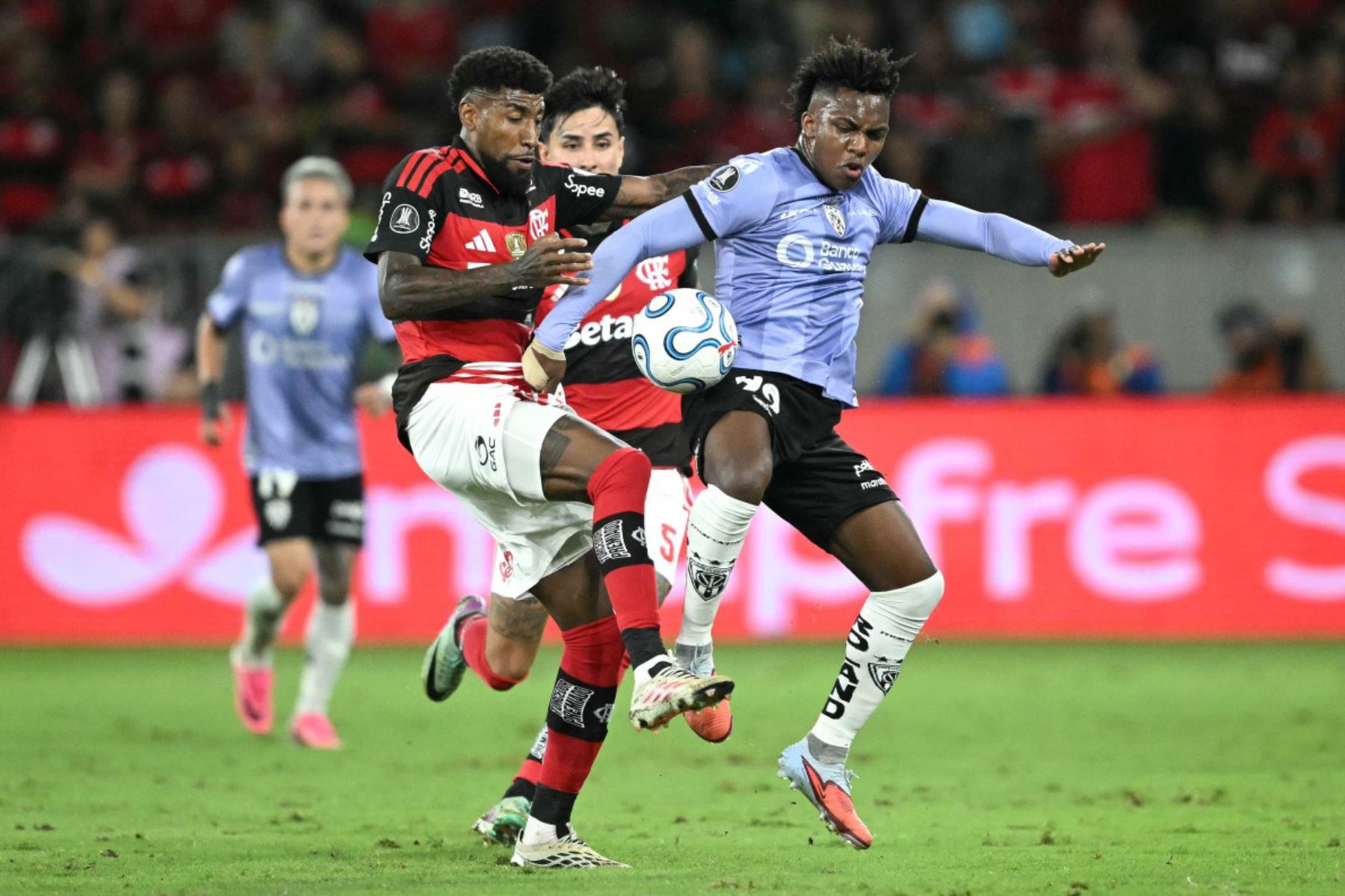 El defensa del Flamengo, Emerson Leite, y el delantero de Independiente del Valle, Djorkaeff Reasco, disputan el balón durante el partido de vuelta de los cuartos de final de la Copa Libertadores entre el Flamengo de Brasil e Independiente del Valle de Ecuador, en el estadio Maracaná de Río de Janeiro, Brasil. Foto: AFP