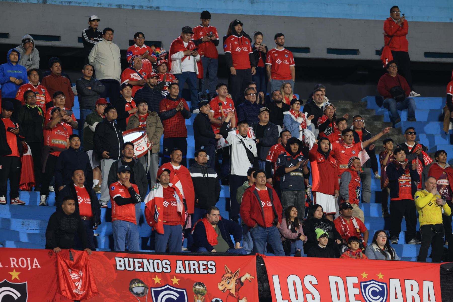 Aficionados de Cienciano animaron a su equipo este jueves 17 de setiembre, en el partido de vuelta de la Copa Sudamericana entre Montevideo City Torque y Cienciano en el estadio Centenario en Montevideo, Uruguay. Foto: EFE