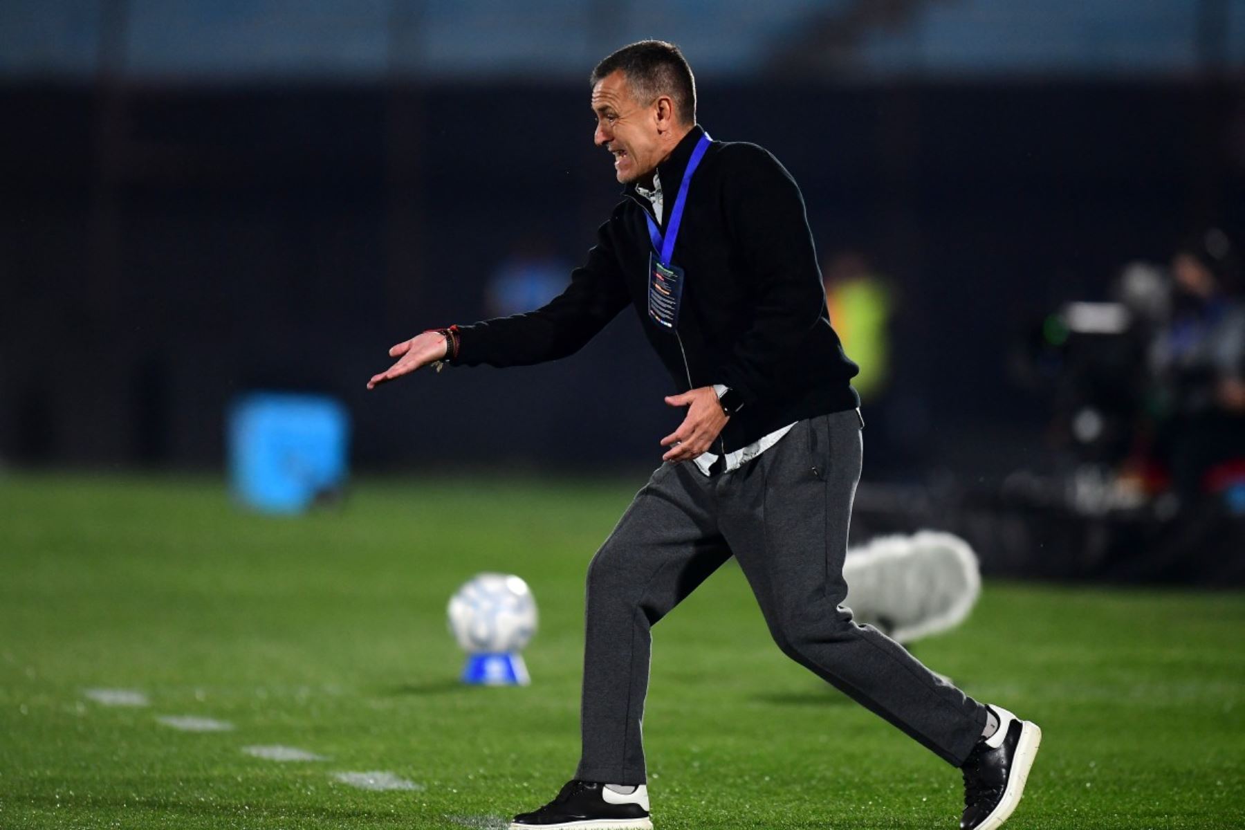 El entrenador argentino del Cienciano, Horacio Melgarejo, le da indicaciones a sus jugadores durante el partido de vuelta de los cuartos de final de la Copa Sudamericana entre el Montevideo City Torque y Cienciano, disputado en el estadio Centenario de Montevideo. Foto: AFP